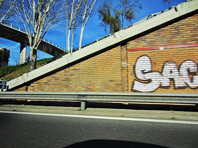 foto de @redesycalles de graffiti en autovías de Madrid
