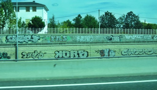photo by @redesycalles of graffiti in M505 and A6