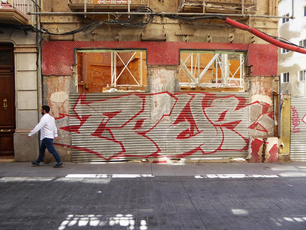 phoyo by @redesycalles of graffiti in Cartagena, Murcia