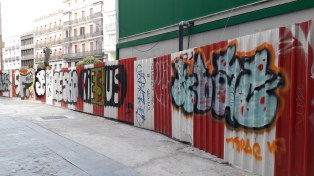 photo by @redesycalles of graffiti in Gran Via, Madrid